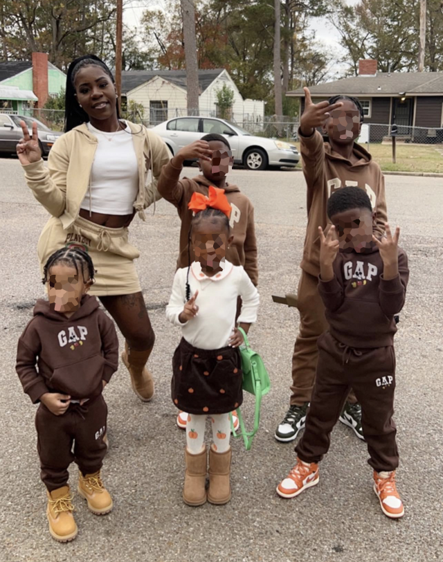 Single Mom Goes Viral On Facebook … Posts Family Pic Of Kids … Holding Guns & Throwing Gang Signs