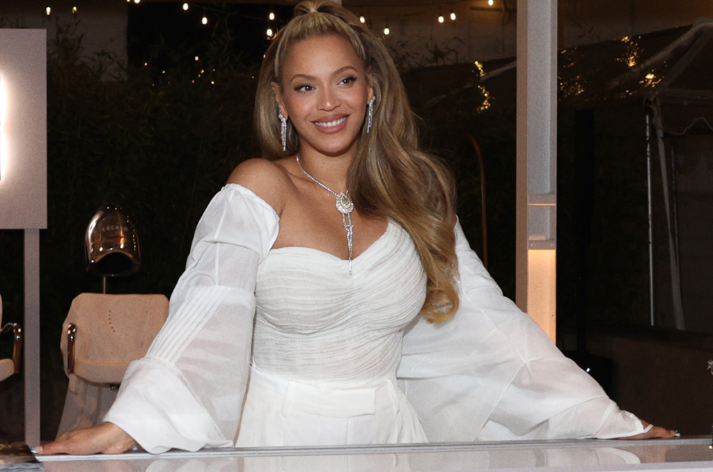 Beyonce Shows Off Her REAL HAIR ... And Wow ... It's Impressive!